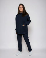 Ärztin trägt qualitative Mosi Jacke in dunkelblau in der Praxis