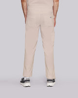 Arzt mit moderner medizinischer Hose für die Praxis