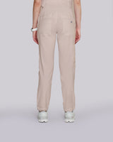 Junge Medizinerin in moderner Damenhose in Sand mit Sneakern