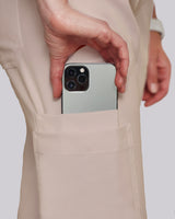 Moderne Schlupfhose in Beige mit praktischer Tasche