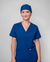 Junge Ärztin trägt frische OP Haube in leuchtendem Royalblau