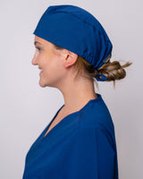 Junge Ärztin trägt frische OP Haube in leuchtendem Royalblau