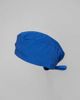 Royalblaue OP Haube bringt Farbe in den Klinikalltag