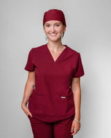 Junge Medizinerin mit farbiger OP Haube in elegantem Burgunderton