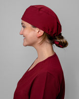 Stilvoller OP Look: Ärztin trägt OP Haube in warmem Burgundy