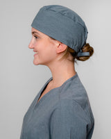 Junge Ärztin mit dezenter OP Haube in modernem Grau