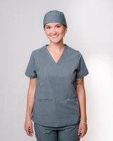 Junge Ärztin mit dezenter OP Haube in modernem Grau