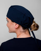 Junge Medizinerin kombiniert OP Haube in Navy mit Kasack