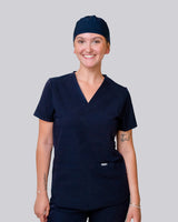 Junge Medizinerin kombiniert OP Haube in Navy mit Kasack