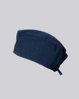 Junge Ärztin in dunkelblauer OP Haube in Navy-Look