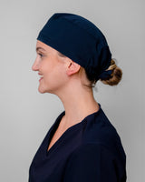 Junge Medizinerin kombiniert OP Haube in Navy mit Kasack