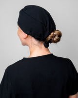 Junge Ärztin in bequemer und stilvoller OP Haube in Schwarz