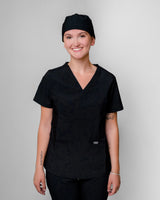 Schwarze OP Haube sitzt perfekt auf dem Kopf der jungen Medizinerin