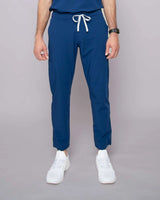 Arzt mit moderner blauer Schlupfhose mit praktischen Taschen