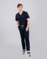 Junger Arzt in bequemer medizinischer Arbeitshose in dunkelblau