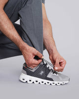 Herrenhose in grau mit längenverstellbarem Gummizug am Hosenende