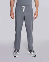 Junger Arzt in moderner und bequemer medizinischer Berufsbekleidung in grau