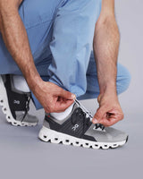 Herrenhose in hellblau mit längenverstellbarem Gummizug am Hosenende