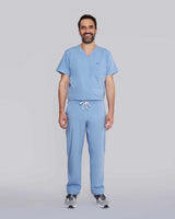 Arzt in moderner medizinischer Berufsbekleidung in hellblau