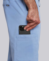 Junger Arzt in moderner und bequemer medizinischer Berufsbekleidung in hellblau