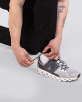 Bequeme Schlupfhose in schwarz mit elastischem Gummibund und praktischen Seitentaschen