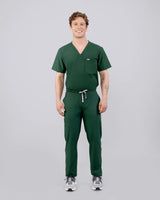 Junger Arzt in bequemer medizinischer Arbeitshose in Tannengruen