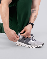 Arzt trägt medizinische Hose in Tannengruen mit elastischem Bund