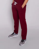 Arzt mit moderner dunkelroter Schlupfhose mit praktischen Taschen