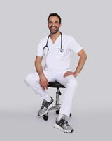 Junger Arzt in moderner und bequemer medizinischer Berufsbekleidung in weiß