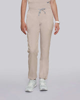 Junge Ärztin in bequemer medizinischer Schlupfhose in beige