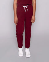 Junge Ärztin in bequemer medizinischer Schlupfhose mit elastischen Gummibund in dunkelrot