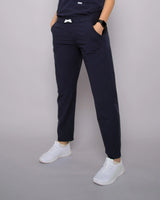 Junge Ärztin in bequemer medizinischer Schlupfhose in Dunkelblau