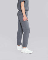 Junge Ärztin in bequemer Hose mit elastischem Gummibund und praktischen Seitentaschen in grau