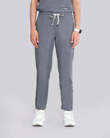 Junge Ärztin in bequemer medizinischer Schlupfhose mit elastischem Gummibund in grau