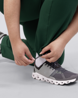 Moderne Damenhose in Grün mit elastischem Gummibund und Seitentaschen