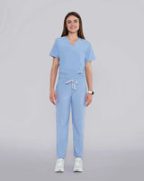 Junge Ärztin in bequemer medizinischer Schlupfhose mit elastischem Gummibund in hellblau