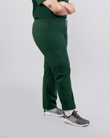 Junge Medizinerin in moderner Damenhose in Khaki mit Sneakern