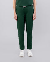 Junge Ärztin in bequemer medizinischer Schlupfhose in Grün