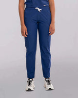 Junge Ärztin in bequemer blauer Schlupfhose mit elastischen Gummibund und praktischen Seitentaschen