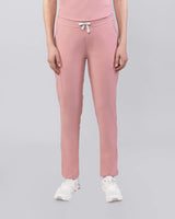 Junge Medizinerin in moderner rosa medizinischer Damenhose