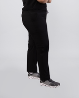 Junge Ärztin in bequemer medizinischer Schlupfhose mit elastischem Gummibund in schwarz