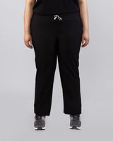 Junge Ärztin in bequemer Hose mit elastischem Gummibund und praktischen Seitentaschen in schwarz