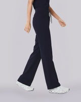 Junge Ärztin mit dunkelblauer High-Waist Hose für Praxis und Klinik