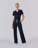 Junge Ärztin trägt dunkelblaue High-Waist Hose als moderne Arbeitskleidung