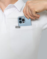 Arzt in klassischem Poloshirt in Weiß mit praktischen Fronttaschen