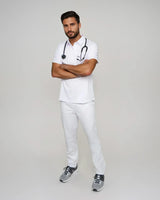 Junger Arzt mit weißem medizinischem Poloshirt und elegantem Kragen