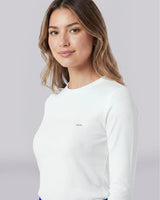 Bequemes weißes Langarmshirt für Frauen im medizinischen Arbeitsalltag