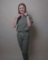 Junge Ärztin in bequemer medizinischer Schlupfhose mit elastischem Gummibund in grau