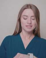 Junge Medizinerin mit modernem Damenkasack in royalblau mit V-Ausschnitt
