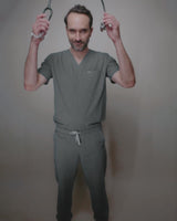 Arzt mit medizinischer Arbeitshose und extra tiefen Seitentaschen in grau
